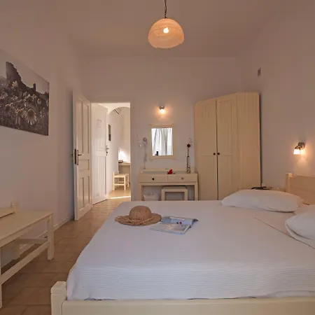 Akrotiri Hotel