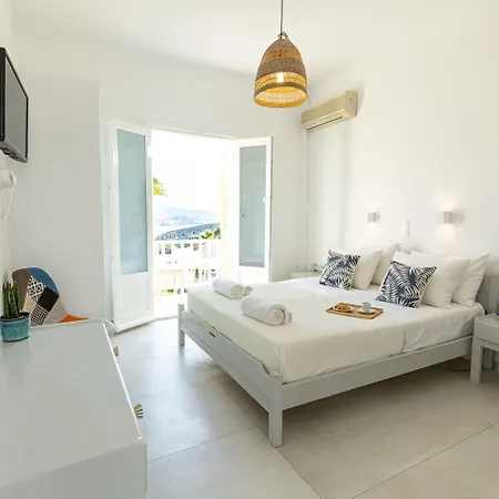 Akrotiri Hotel