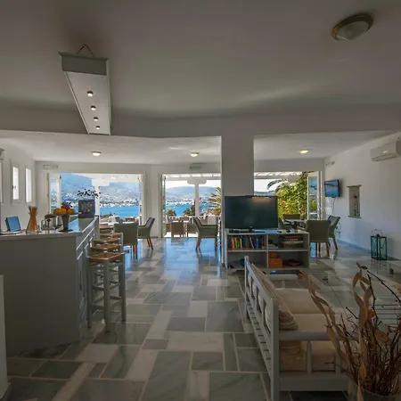 Akrotiri 3*
